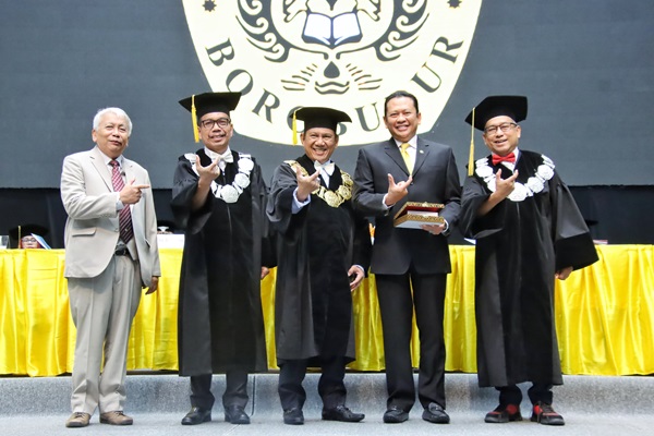 Ketiga dari kiri-kanan: Prof Prof Bambang Bernanthos, Ketua MPR Bambang Soesatyo dan Ketua Program Doktor Ilmu Hukum, Prof Faisal Santiago dalam acara wisudawan Universitas Borobudur di Jakarta Convention Center, Minggu (21/4/2024). Foto: Istimewa