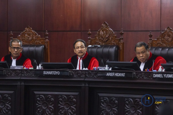 Hakim Konstitusi Prof Saldi Isra, Suhartoyo, dan Prof Arief Hidayat dalam sidang pembacaan putusan sengketa pilpres di ruang sidang MK, Senin (22/4/2024). Foto: HFW