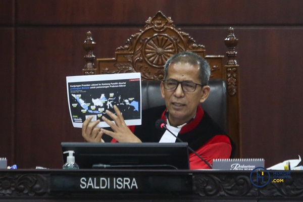 Hakim konstitusi Prof Saldi Isra saat sidang sengketa pilpres di ruang sidang pleno MK. Foto: HFW