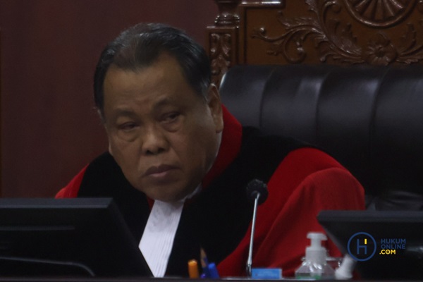 Hakim Konstitusi Prof Arief Hidayat dalam persidangan sengketa Pilpres 2024 di ruang sidang MK. Foto: HFW