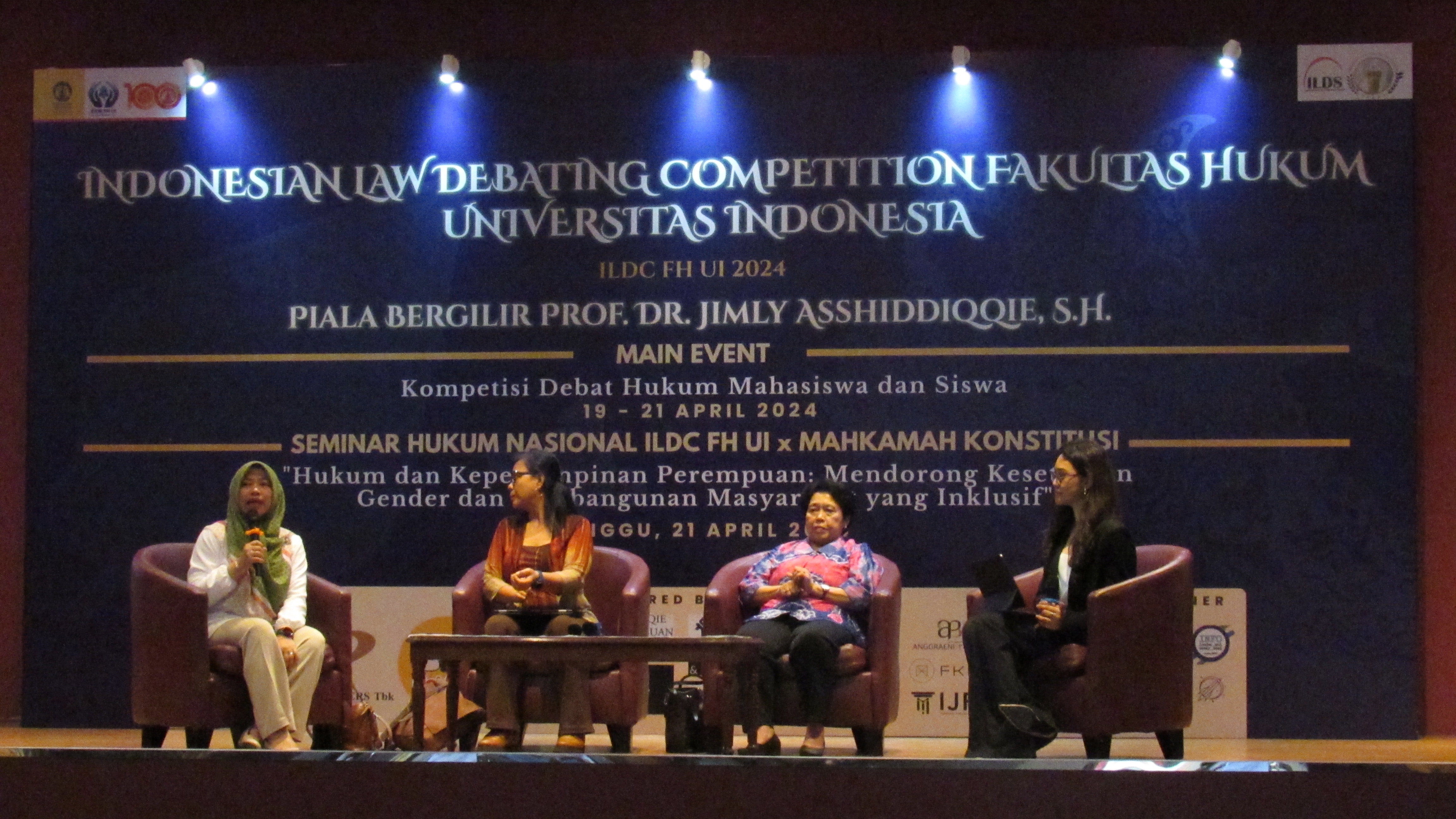 Para narasumber seminar hukum dalam kegiatan Indonesian Law Debating Competition Fakultas Hukum Universitas Indonesia, Minggu (21/4/2024). Foto: WIL