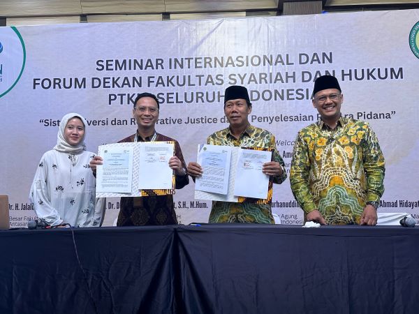 Ketua Forum Dekan FSH PTKIN se-Indonesia Prof. Makhrus dan CMO Hukumonline Amrie Hakim saat menandatangani MoU. Foto: FKF