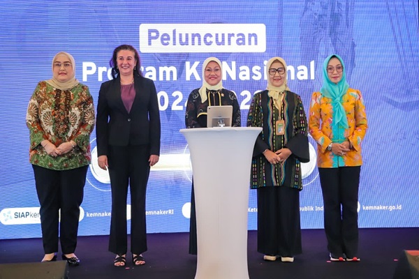 Manaker Ida Fauziyah (tengah) saat peluncuran Dokumen Program Keselamatan dan Kesehatan Kerja (K3) Nasional 2024â€“2029, Kamis (25/4/2024). Foto: Kemnaker