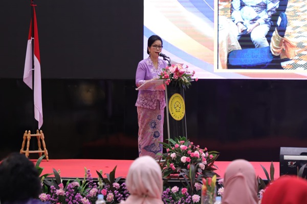 Ketua Umum BPHPI, Dr.Nani Indrawati saat memberikan sambutan dalam acara seminar internasional bertema 'Peningkatan Kualitas Kepemimpinan Hakim Perempuan Menuju Badan Peradilan yang Agung', Jumat (26/4/2024). Foto: Humas MA