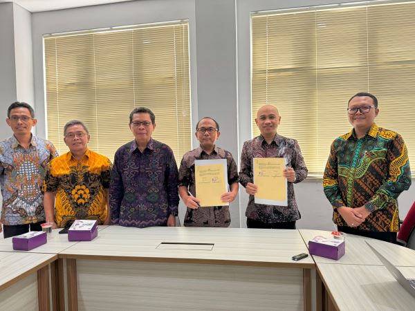 Dekan Fakultas Hukum, Ilmu Sosial dan Ilmu Politik Universitas Mataram, Dr. Lalu Wira Pria Suhartana dan Dekan FH UII Prof. Dr. Budi Agus Riswandi (tengah)  usai penandatangan kerja sama. Foto: Istimewa    