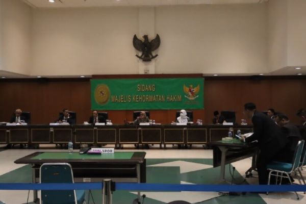 Ketua MKH Siti Nurdjanah (tengah) saat membacakan keputusan MKH, Selasa (30/4/2024). Foto: Humas KY