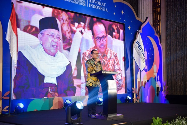 Ketua Umum DPN Peradi SAI Juniver Girsang saat memberi sambutan dalam acara halal bihalal yang digelar DPN Peradi SAI di Hotel Kempinski, Jumat (3/5/2024) malam. Foto: Istimewa