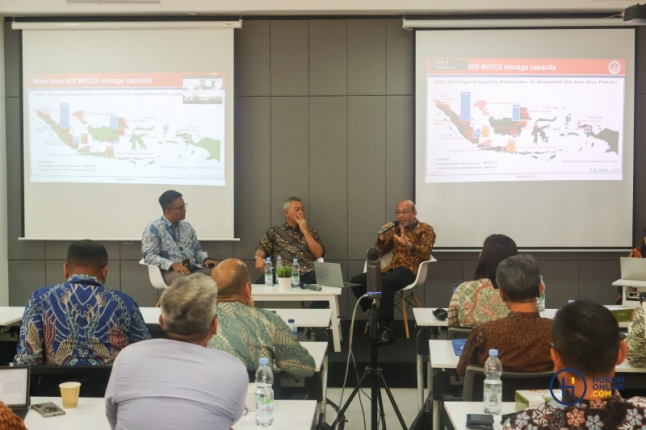 Seminar Nasional Tantangan Hukum dan Kebijakan Carbon Capture Storage dan Energi Terbarukan Untuk Pengurangan Emisi Karbon di Indonesia_Hilman Fathurrahman W_08052024_-08.jpg