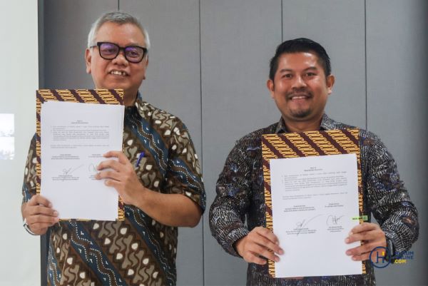  Chief Operating Officer Hukumonline Jan Ramos Pandia (kanan) bersama Ketua Asosiasi Praktisi Hukum Migas dan Energi Terbarukan (APHMET) Didik Sasono Setyadi saat penandatangan kerja sama di Jakarta, Rabu (8/5/2024). HFW