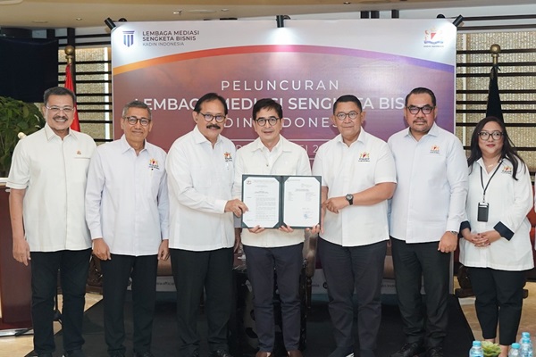 Ketua Pelaksana LMSB, Rilexya Suryaputra Pattipeilohy (kedua dari kiri) saat berfoto bersama pengurus Ikadin Indonesia seusai peresmian Lembaga Mediasi Sengketa Bisnis (LMSB), Rabu (7/5/2024). Foto: Istimewa