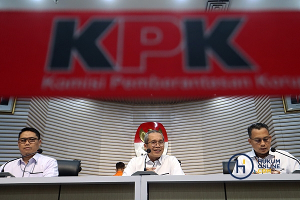 KPK Tahan Tersangka Korupsi Pengadaan Lahan di PTPN XI 4.jpg