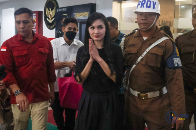 Ekspresi Sandra Dewi Usai Diperiksa 10 Jam di Kejagung