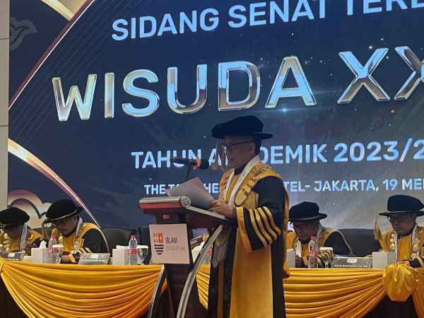 Ketua STIH IBLAM Gunawan Nachrawi saat memimpin sidang Senat Terbuka Wisuda XXVIII Program Sarjana Hukum dan Program Magister Hukum, Minggu (19/5/2024). Foto: Istimewa