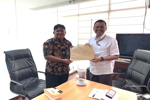 Koordinator ICW, Agus Sunaryanto saat menyerahkan dokumen yang memuat materi masukan kepada Deputi V Kantor Staf Presiden (KSP) Rumadi Ahmad di Gedung Bina Graha, Jakarta, Senin (20/5/2024). Foto: Istimewa