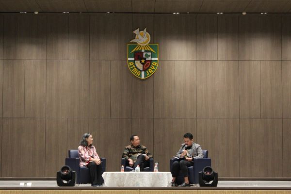 Christina Chelsia Chan, Prof. Ida Bagus Rahmadi Suspanca (kedua narasumber), dan Arasy Pradana (CEO Justika sebagai moderator). Foto: AJI 