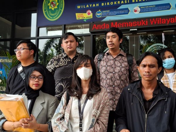 Koalisi Masyarakat Sipil Melawan Impunitas usai mendaftarkan gugatan terhadap Keppres No.13/TNI/2024 di PTUN Jakarta, Selasa (28/5/2024). Foto: Istimewa 