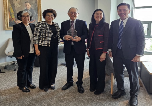 Arief T. Surowidjojo (tengah) saat menerima plakat penghargaan dari University of Washington sebagai Alumni Lifetime Achievement Award for Outstanding Contribution and Impact to Legal Reform and Education in Indonesia, Selasa (28/5/2024). Foto: Istimewa. 