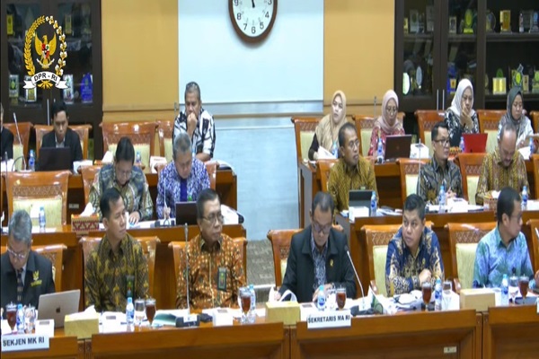Suasana rapat membahas usulan anggaran MA, KY dan  MK periode 2025 bersama dengan Komisi III DPR di Komplek Parlemen, Kamis (13/6/2024). Foto: Tangkapan layar youtube