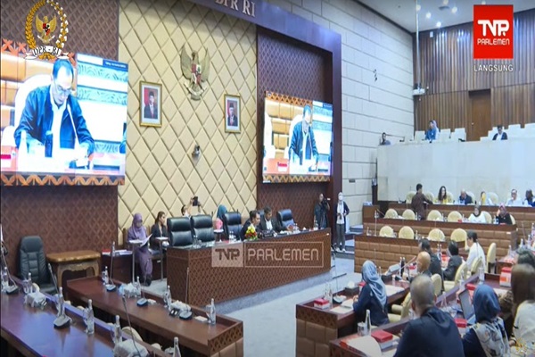 Suasana rapat kerja antara Komisi V DPR dengan rapat kerja dengan Kementerian Perhubungan, Kementerian Hukum dan HAM, Kementerian Luar Negeri, dan Kementerian Perdagangan di Gedung Parlemen, Rabu (19/6/2024). Foto: Tangkapan layar youtube