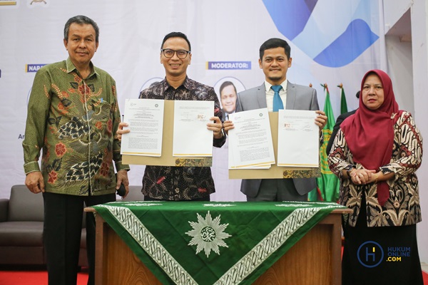 Dekan FH Universitas Muhammadiyah Palembang Abdul Hamid Usman, Chief Media and Engagement Officer Hukumonline Amrie Hakim, Ketua Ikatan Alumni FH UMP, Muhamad Arifudin dan Wakil Rektor I Universitas Muhammadiyah Palembang, Sri Rahayu. Foto: HFW