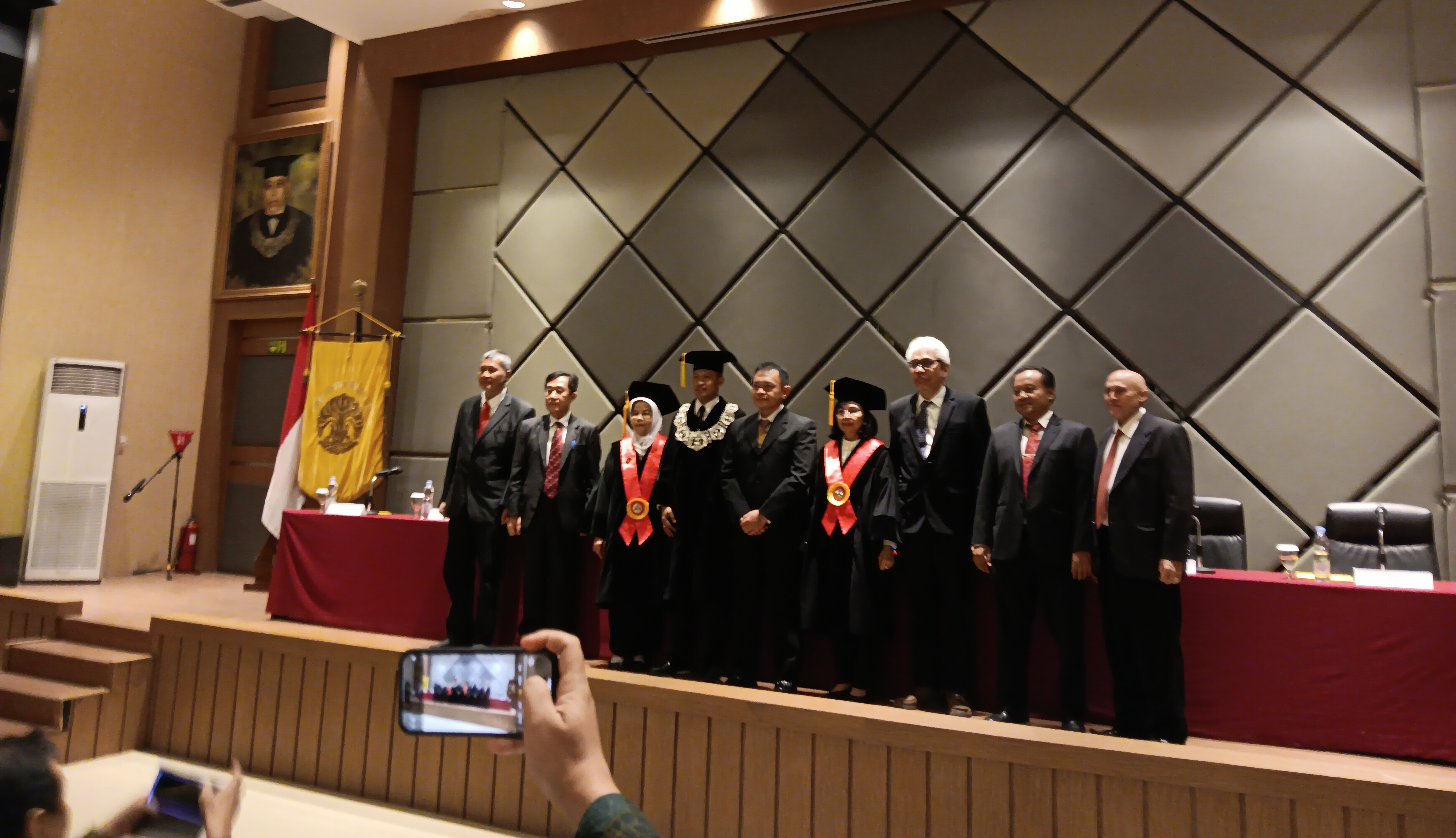 Wahyu Andrianto (tengah dengan jas) bersama para penguji usai sidang terbuka promosi doktor ilmu hukum, Sabtu (22/06/2024) di FHUI. Foto: MYS