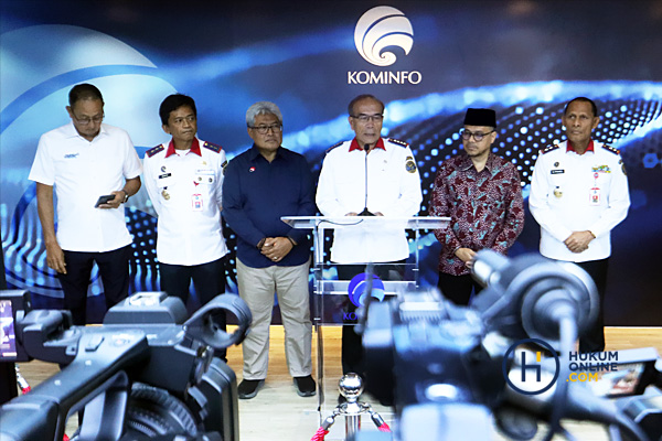 Ketua BSSN, Hinsa Siburian (keempat dari kiri) didampingi Wamenkominfo Nezar Patria, Dirjen Aptika Semuel Abrijani Pangerapan, serta Direktur Network & IT Solution Telkom Indonesia Herlan Wijanarko saat konferensi pers di Kemenkominfo. Foto: RES