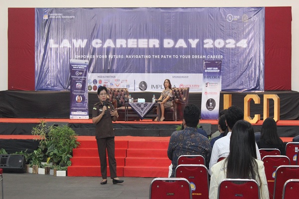 Jaksa Kejati DIY Nurul F Damayanti saat sesi seminar dalam Law Career Day 2024 yang digelar Fakultas Hukum Universitas Atma Jaya Yogyakarta (FH UAJY), Sabtu (22/6/2024). Foto: Istimewa   