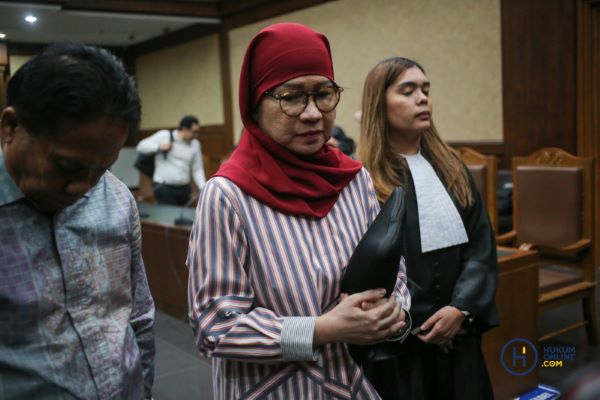 Mantan Direktur Utama PT Pertamina (Persero) Karen Agustiawan usai menjalani sidang putusan 9 tahun penjara di Pengadilan Tipikor Jakarta, Selasa (25/6/2024). Foto: HFW