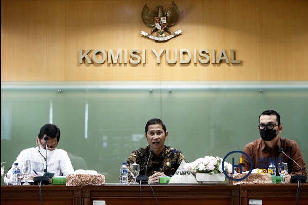 Anggota dan Juru Bicara Komisi Yudisial (KY) Mukti Fajar Nur Dewata (tengah). Foto: RES