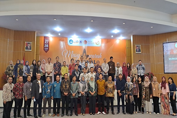 Para delegasi anggota aktif APJHI berfoto bersama saat pembukaan Munas dan Lokakarya APJHI, Kamis (27/6/2024) di Gorontalo. Foto: NEE