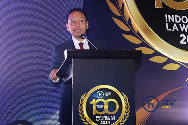Chief Executive Officer Hukumonline, Arkka Dhiratara, memberi sambutan dalam penganugerahan Top 100 Indonesian Law Firms 2024, Jumat (28/6) malam. Foto: RES
