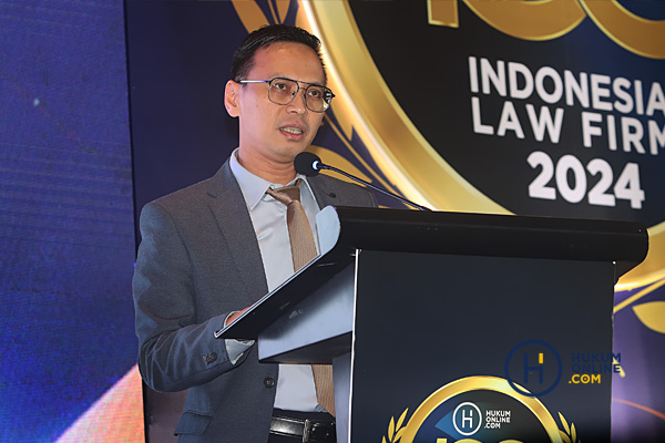 Chief Media & Engagement Officer (CMO) Hukumonline Amrie Hakim memberi sambutan dalam ajang Top 100 Indonesian Law Firms 2024, Jumat (28/6/2024) malam.