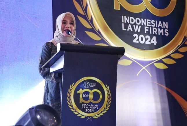 President Indonesian Corporate Counsel Association (ICCA) Seradesy Sumardi memberi sambutan saat ajang Penghargaan Top 100 Indonesian Law Firms 2024 di Hotel Fairmont Jakarta, Jumat (28/6/2024) malam. Foto: RES