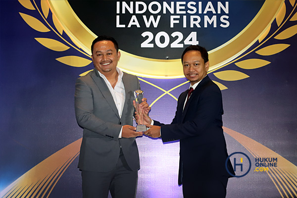 Partner Assegaf Hamzah & Partners Law Firm Ilham F Raaziy mewakili kantornya menerima penghargaan dari Chief Executive Officer Hukumonline Arkka Dhiratara dalam acara Top 100 Indonesian Law Firms 2024 di Jakarta, Jumat (28/6/2024) malam. Foto: RES