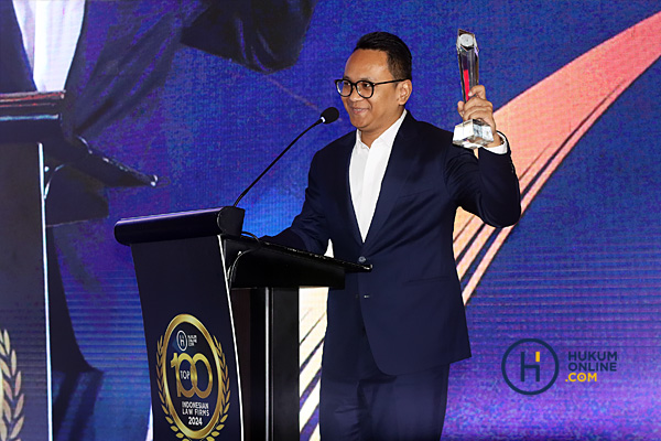 Managing Partner SSMP Nien Rafles Siregar dalam ajang Top 100 Indonesian Law Firms 2024 Awards Night di Hotel Fairmont Jakarta, Jumat (28/6/2024) malam. Foto: RES