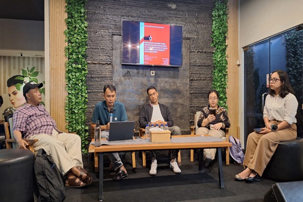 Advokat LBH Masyarakat, Ma'ruf Bajammal (ketiga dari kiri), dan Sekjen Koalisi Perempuan Indonesia untuk Keadilan dan Demokrasi, Mike Verawati Tangka (keempat dari kiri), dalam sebuah diskusi, Minggu (30/6/2024) kemarin. Foto: Istimewa