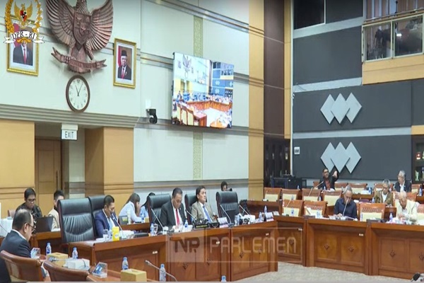 Suasana anggota dewan dalam rapat kerja antara Komisi III dengan KPK di Komplek Gedung Parlemen, Senin (1/7/2024).  Foto: Tangkapan layar youtube