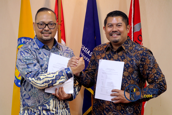 Presiden ASAHI, Harvardy M. Iqbal dan Chief Operating Officer Hukumonline, Jan Ramos Pandia. Foto: Fian. 