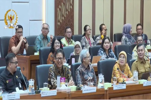 Menteri Kesehatan Budi Gunadi Sadikin (kedua dari kiri) bersama jajarannya saat rapat kerja pembicaraan tingkat I pembahasan RUU POM di Komisi IX DPR, Selasa (2/7/2024). Foto: Tangkapan layar youtube