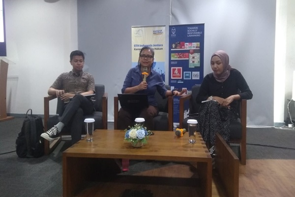 Wakil Koordinator Kontras, Andi Muhammad Rezaldy, Dosen STH Indonesia Jentera, Bivitri Susanti dan moderator dalam diskusi bertema RUU Polri Melenggang, Impunitas Melanggeng, Rabu (3/7/2024). Foto: ADY