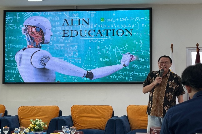 Dosen STIH IBLAM Dr. Yusuf Gunawan saat Launching Kebijakan AI dan Sosialisasi Peraturan AI untuk Dosen di Kampus Utama STIH IBLAM Jakarta, Rabu (3/7/2024). Foto: WIL