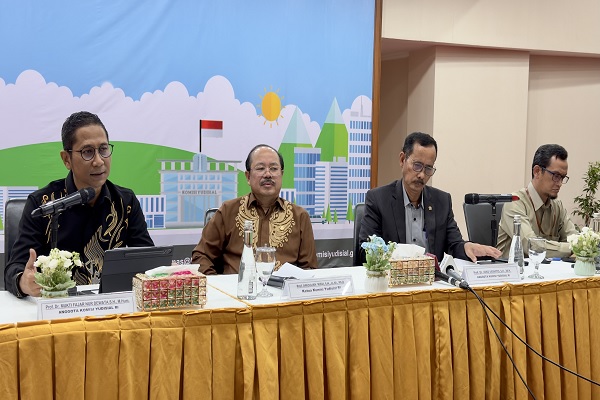 Juru Bicara KY Prof Mukti Fajar Dewantara didampingi Ketua KY Prof Amzulian Rifai dan Anggota KY Prof (HC) Joko Sasmito saat konferensi pers terkait penyampaian laporan pengaduan masyarakat yang menarik perhatian, Kamis (4/7/2024). Foto: Humas KY