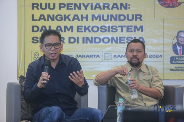 Anggota Dewan Pers, Yadi Hendriana dan Chief Content Officer KapanLagi Youniverse, Wenseslaus Manggut dalam acara diskusi bertajuk RUU Penyiaran: Langkah Mundur dalam Ekosistem Siber di Indonesia, Kamis (4/7/2024). Foto: HFW 