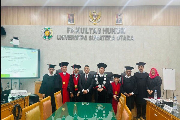 Promovendus Dosen FH UMSU Andryan (tengah) bersama Tim Penguji dan Promotor usai menjalani sidang disertasi doktor ilmu hukum di FH USU. Foto: Istimewa  