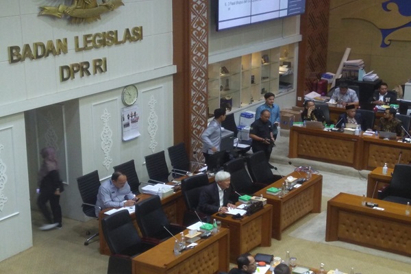 Suasana saat Wakil Ketua Baleg DPR, Ichsan Soelistio memimpin rapat pengambilan keputusan dalam rapat Panja Harmonisasi RUU Kepariwisataan di Komplek Gedung Parlemen, Senin (8/7/2024).  Foto: ADY