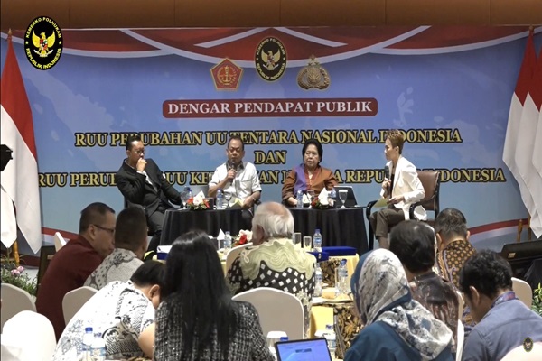 Kiri-kanan: Ketua Pengurus YLBHI Muhammad Isnur, Guru Besar Ilmu Hukum FH UAI Prof Suparji Achmad, Guru Besar Hukum Pidana Prof Harkristuti Harkrisnowo, dan moderator dalam diskusi 'RUU Perubahan UU Polri', Kamis (11/7/2024). Foto: Tangkapan layar youtube