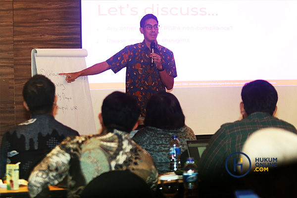 Co-Founder dan Pengurus APPDI Muhammad Iqsan Sirie saat menjadi narasumber dalam Workshop Hukumonline bertajuk 'Praktik PDP Melalui Integrasi ROPA dan DPIA - Batch II' di Jakarta, Kamis (11/7/2024). Foto: RES