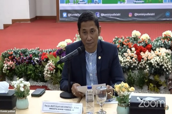 Anggota KY sekaligus Juru Bicara KY Mukti Fajar Nur Dewata saat mengumumkan seleksi CHA dan Calon Hakim Ad Hoc HAM di MA Tahun 2024, Jumat (12/7/2024). Foto: Tangkapan Layar Youtube KY 