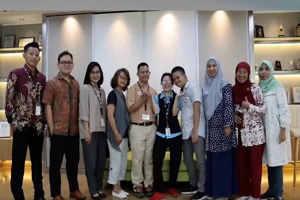 Peserta program magang penyandang Down Syndrome (tengah) bersama sejumlah lawyer di Makarim & Taira S. Foto: Istimewa   
