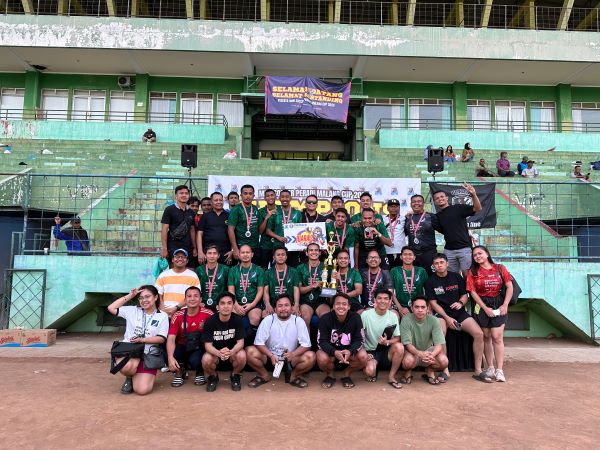 Para pemain, official, hingga partners SSMP berfoto bersama setelah meraih juara II di Turnamen Peradi Malang Cup 2024. Foto: SSMP